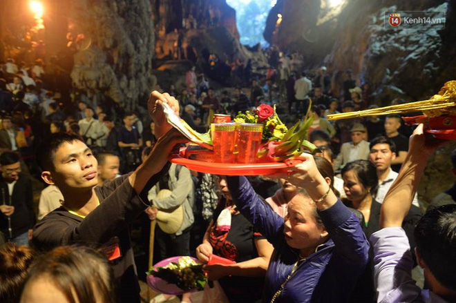 Người dân chen chân hứng nước thánh ở động Hương Tích trong ngày khai hội chùa Hương